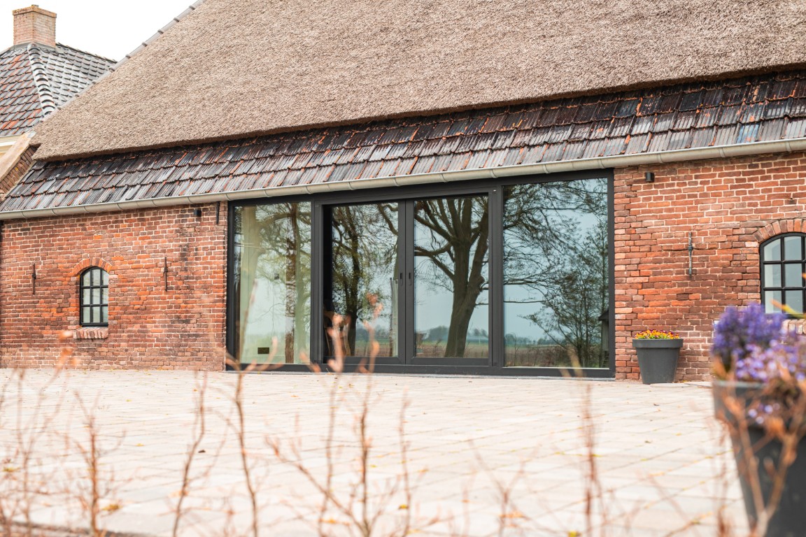 Aluminium schuifpui in gerenoveerde woonboerderij
